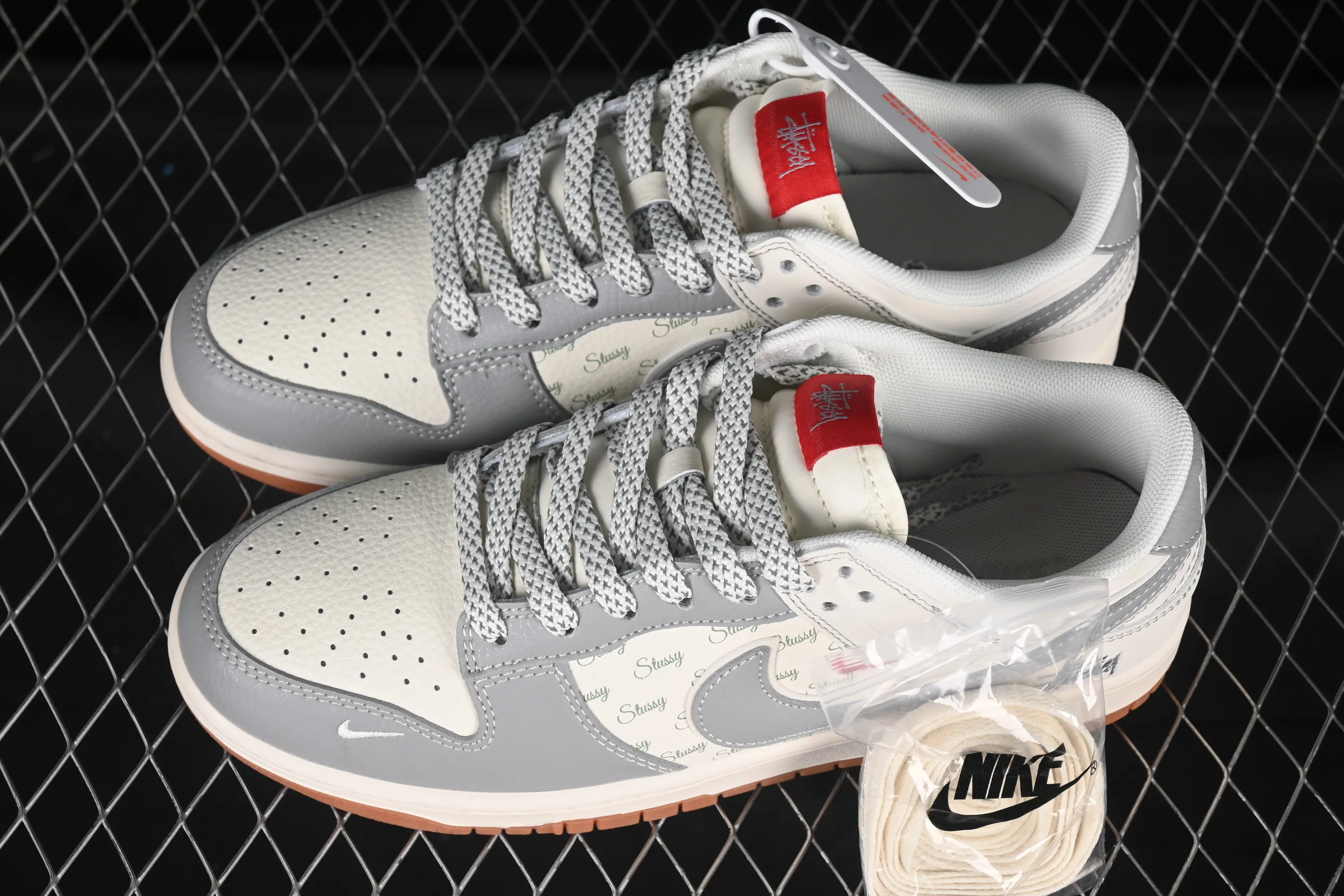All categories Nk SB Dunk Series Nk SB Dunk Low High-end customization Low-top sneakers Nike SB Dunk Low Stusi co-branded Beige raw rubber Anniversary high-end customization Low-top casual sneakers XS6089-531